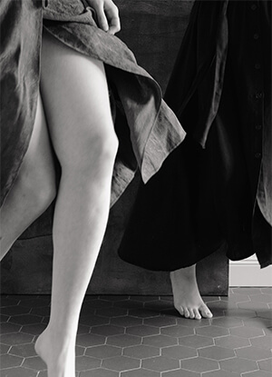 Photo en noir et blanc de jambes pendant une danse.