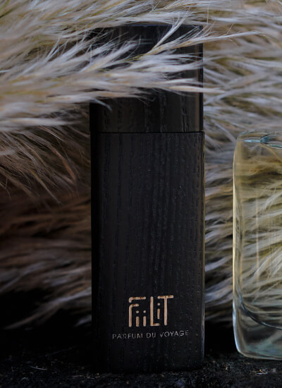 Photo d'un parfum dans un packaging en bois de la marque Filiit.