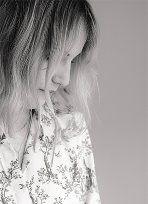 Photo en noir et blanc de Ayla vue de profil.